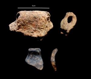 eine Handhabe eines Gefäßes der Wartbergkultur (oben) und eine Randscherbe eines Gefäßes aus der vorrömischen Eisenzeit (unten) (Foto 1)